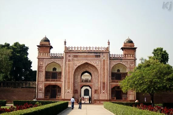 gateway to itmad ud daula tomb Itmad ud Daulas Tomb, Agra